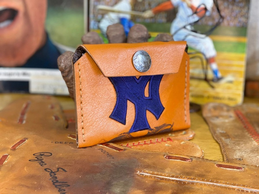 Clearance Aisle * | Whenitwasagame Baseballglovewallets.Com New York Yankees/Buffalo Head Snap Wallet