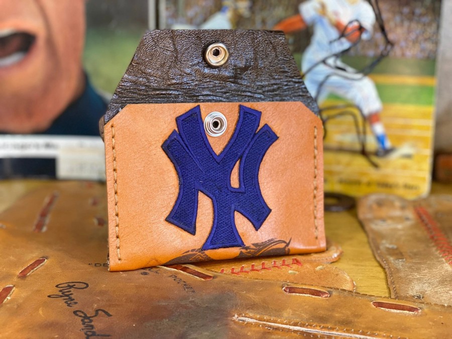 Clearance Aisle * | Whenitwasagame Baseballglovewallets.Com New York Yankees/Buffalo Head Snap Wallet